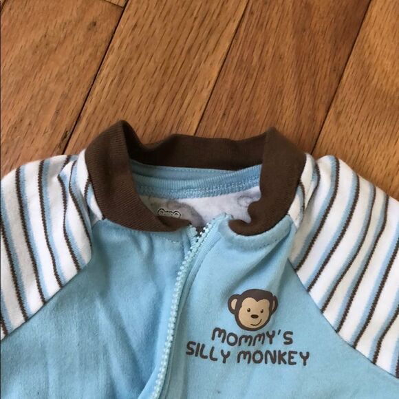 🐵 Mommy’s silly monkey outfit 🐒 - Picture 4 of 5
